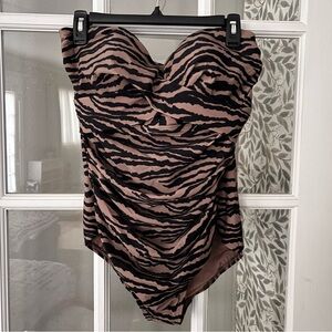LAND’S END Animal Print Ruched Bandeau One Piece Swimsuit Sz L NWT